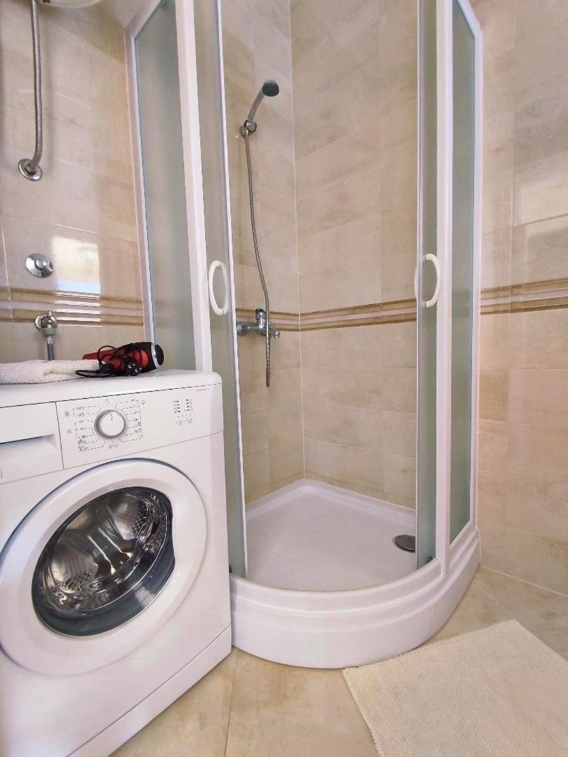Veron Apartments Kotor Bilik gambar