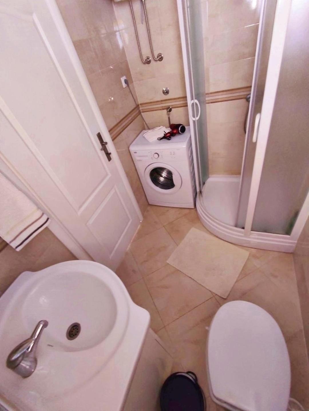 Veron Apartments Kotor Bilik gambar