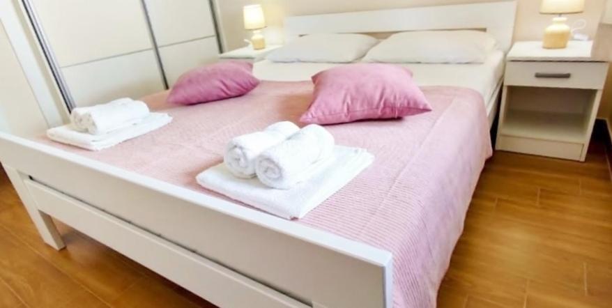 Veron Apartments Kotor Bilik gambar