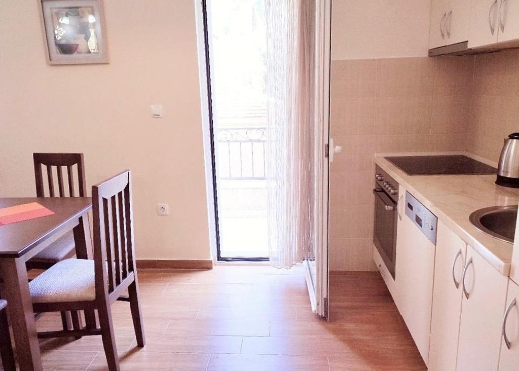 Veron Apartments Kotor Bilik gambar