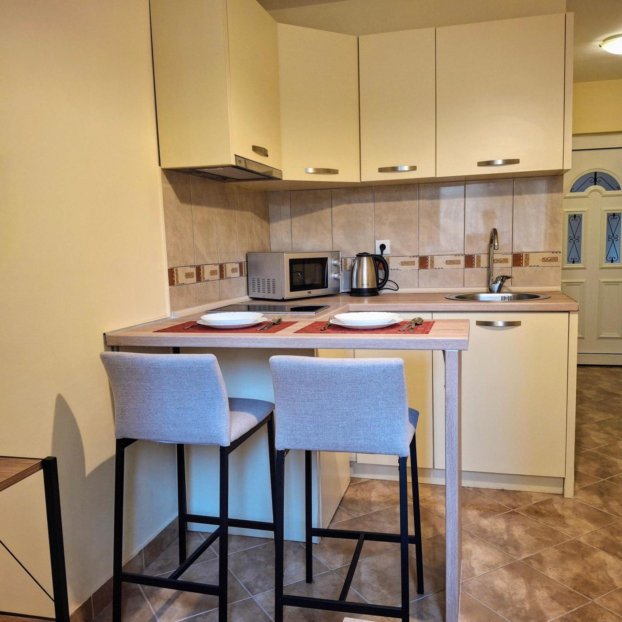 Veron Apartments Kotor Bilik gambar